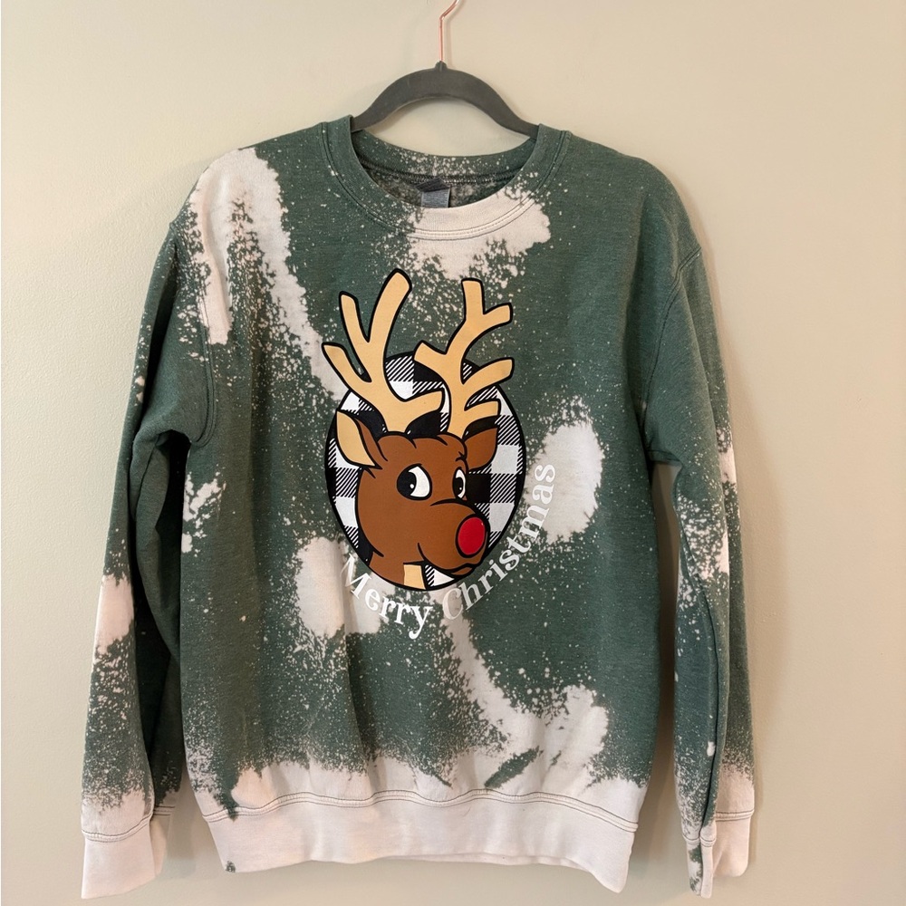 Gildan Green & Cream Reindeer Graphic Crewneck Sweatshirt